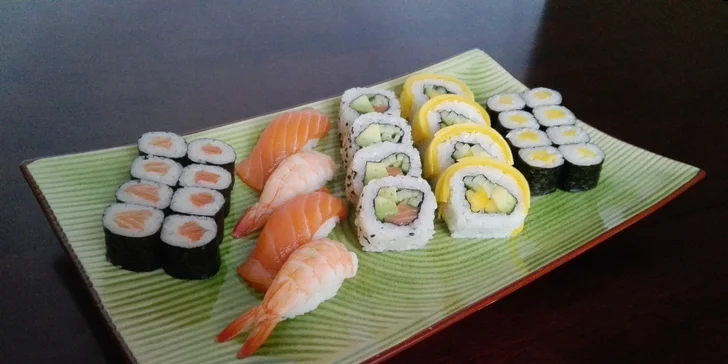 Sushi na Pernštýnském náměstí: 24, 40 či 60 ks s lososem, krevetou i mangem