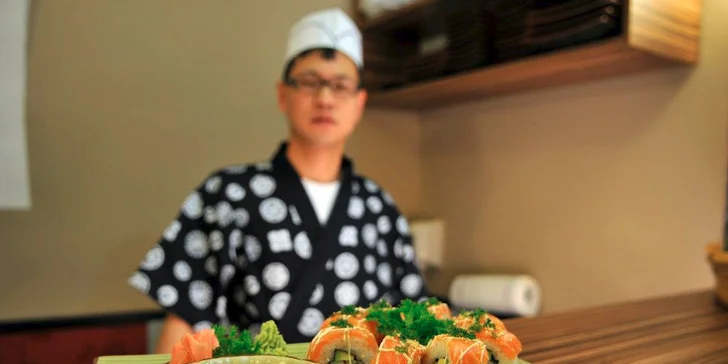 Sushi na Pernštýnském náměstí: 24, 40 či 60 ks s lososem, krevetou i mangem