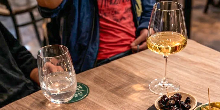 Turet Wine Bar & Bistro spojuje kvalitní pití s gastronomickými lahůdkami. 