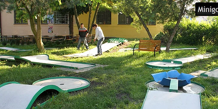 1,5 hodiny minigolfu pro pár nebo rodinu