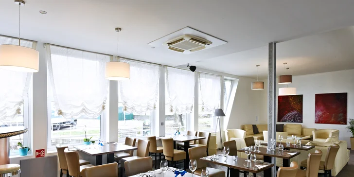 Nedělní fish & grill brunch na lodi: 2 hodiny neomezené konzumace a zábavy
