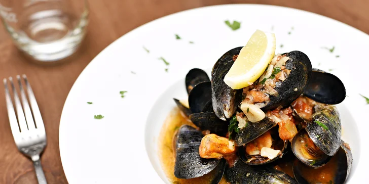Nedělní fish & grill brunch na lodi: 2 hodiny neomezené konzumace a zábavy