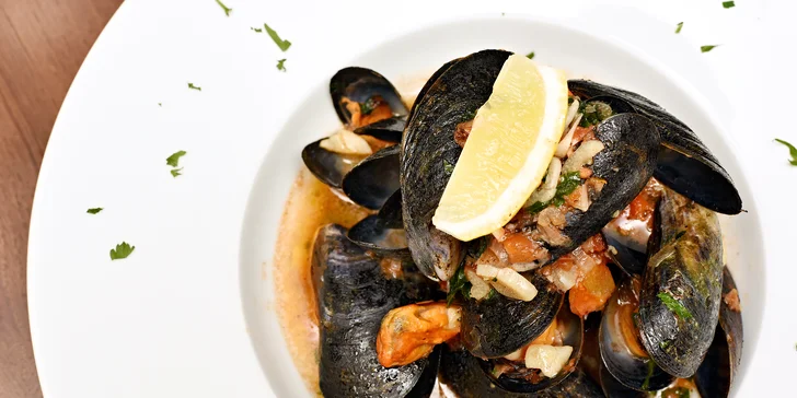 Nedělní fish & grill brunch na lodi: 2 hodiny neomezené konzumace a zábavy