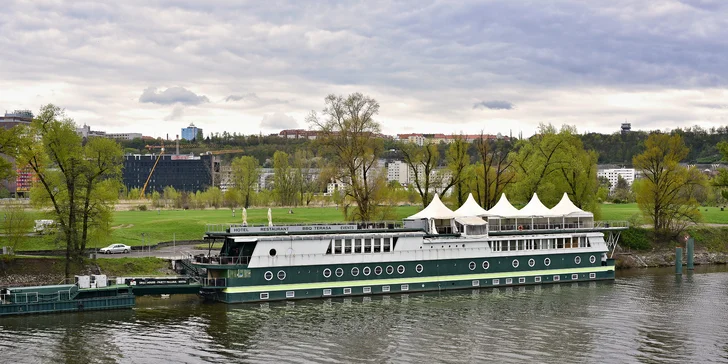 Nedělní fish & grill brunch na lodi: 2 hodiny neomezené konzumace a zábavy