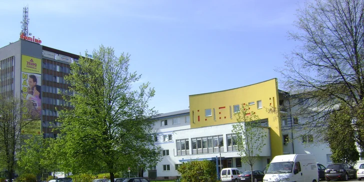Budova bývalej Drevoindustrie vedľa Domina, vchod z predu budovy