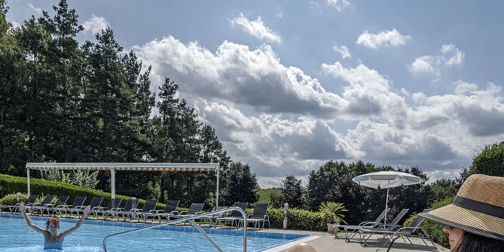 Počas celého pobytu vás čaká neobmedzený vstup do wellness, kde si v letných mesiacoch užijete vonkajší bazén, kedykoľvek potom saunový svet s bio saunou, parným kúpeľom, fínskou saunou a infrakabínou.