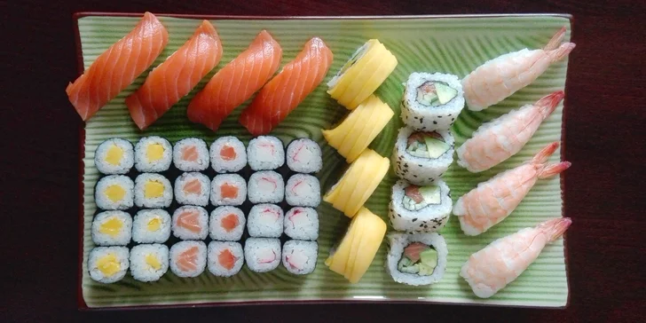Sushi na Pernštýnském náměstí: 24, 40 či 60 ks s lososem, krevetou i mangem