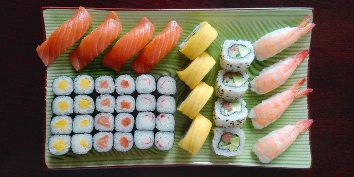 Sushi na Pernštýnském náměstí: 24, 40 či 60 ks s lososem, krevetou i mangem