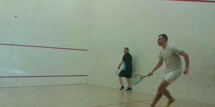 Squash s trenérem včetně pronájmu kurtu a zapůjčení rakety s míčkem
