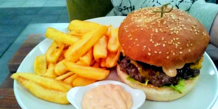 Burger, jak má být: s masem od řezníka či vege, hranolky a aztéckým dresinkem