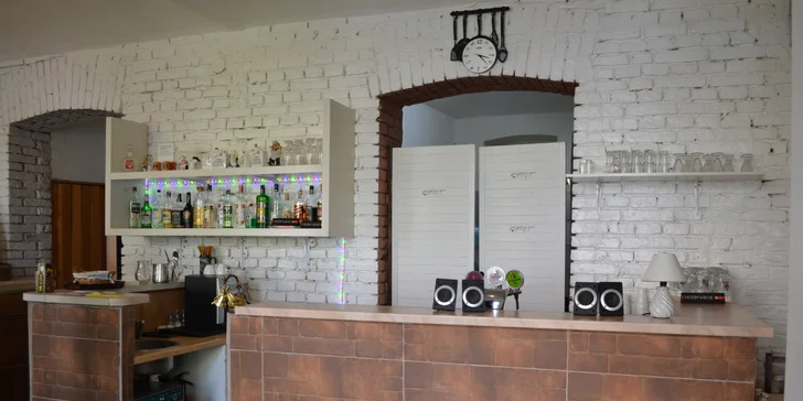 Gruzínské masové taštičky čebureky a půllitr piva Svijany