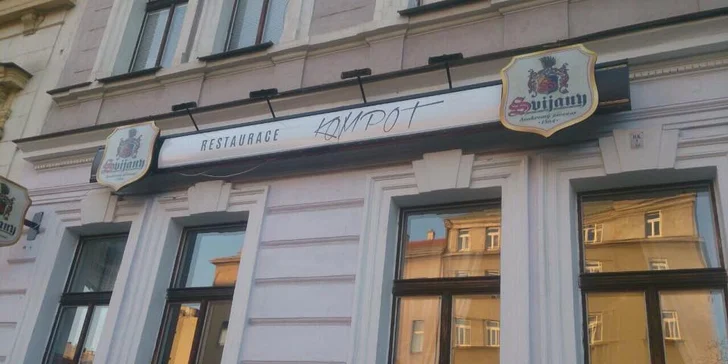 Gruzínské masové taštičky čebureky a půllitr piva Svijany