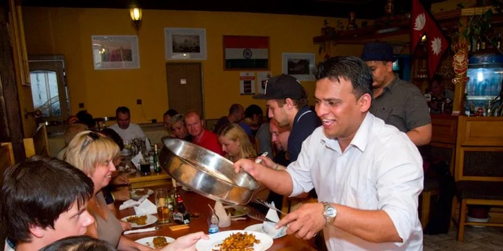 Indické menu s polévkou a hlavním chodem v autentické restauraci Namaskar