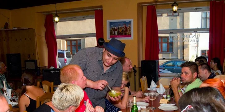Indické menu s polévkou a hlavním chodem v autentické restauraci Namaskar