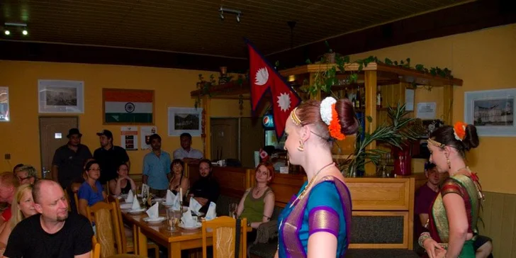 Indické menu s polévkou a hlavním chodem v autentické restauraci Namaskar