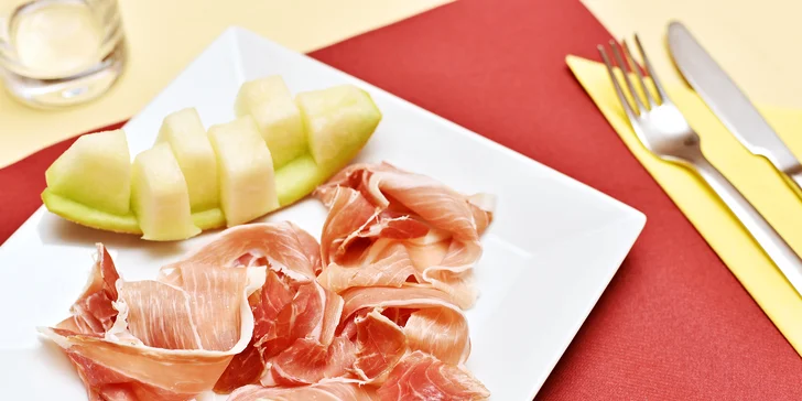Propadněte vášni ke španělské kuchyni: degustační tapas menu pro 2 gurmány