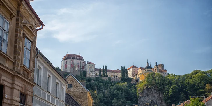 Jarní romantika v Podyjí: pobyt a polopenze pro 2 pod vranovským zámkem
