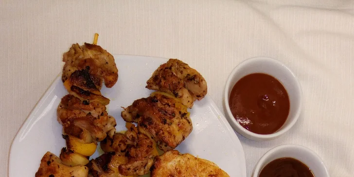 Mix grilovaného masa pro 4 osoby: steaky, klobásy, špízy a chléb i hranolky