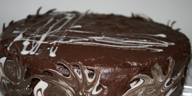 Na oslavu i všední mlsání: Domácí čokoládový dort bez "éček" – i bezlepkový