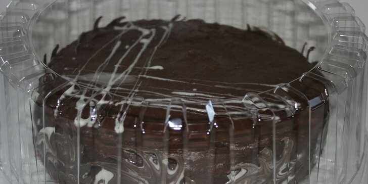 Na oslavu i všední mlsání: Domácí čokoládový dort bez "éček" – i bezlepkový