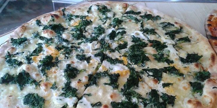 Zpestřete si víkend dobrotou: Malá či velká pizza dle výběru ze 33 druhů
