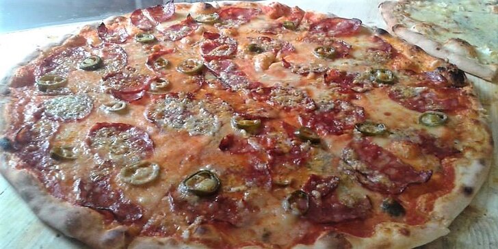 Zpestřete si víkend dobrotou: Malá či velká pizza dle výběru ze 33 druhů