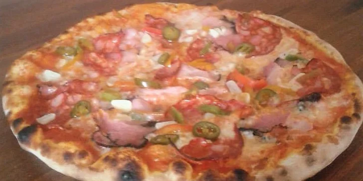 Zpestřete si víkend dobrotou: Malá či velká pizza dle výběru ze 33 druhů