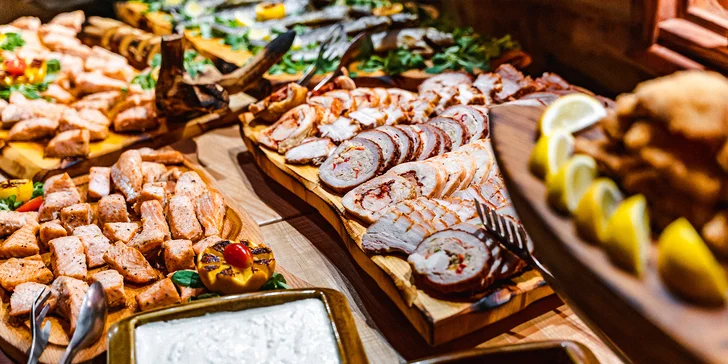 Stoly v Pekelné restauraci se prohýbají pod samými dobrotami. Nabídněte si.