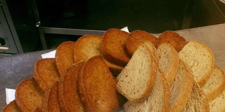 300 až 500 g lahodného hovězího tataráku a neomezený přísun topinek