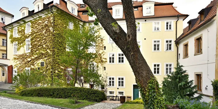 Takhle chutná romantika: káva a dort v pražském podhradí pro 1 či 2 osoby