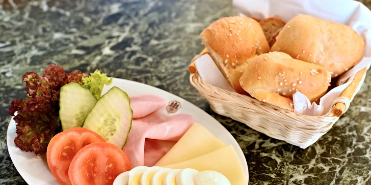 Snídaňové menu podávané v noblesní Kavárně Obecní dům pro 2 osoby