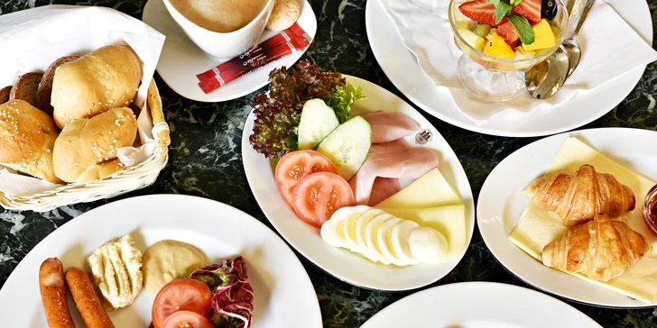 Snídaňové menu podávané v noblesní Kavárně Obecní dům pro 2 osoby
