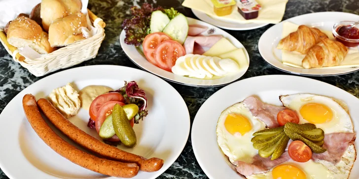 Snídaňové menu podávané v noblesní Kavárně Obecní dům pro 2 osoby
