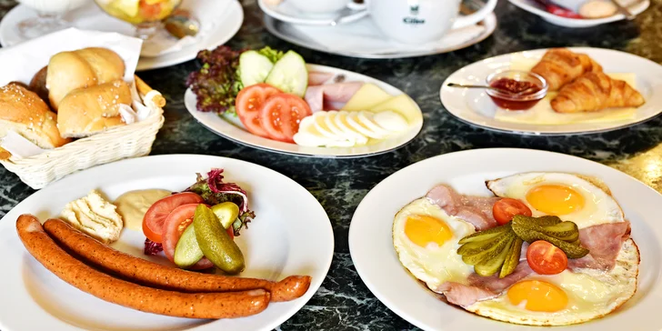 Snídaňové menu podávané v noblesní Kavárně Obecní dům pro 2 osoby