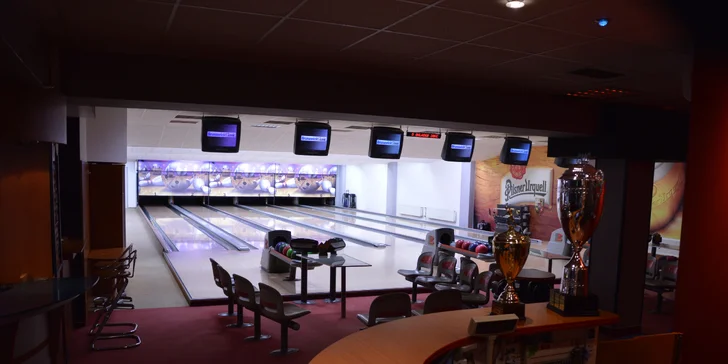 Hodina bowlingu na profesionální dráze a dvě pizzy na posilněnou