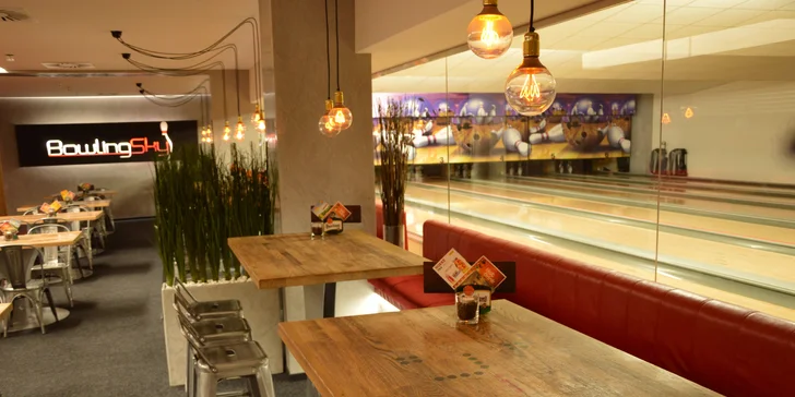 Hodina bowlingu na profesionální dráze a dvě pizzy na posilněnou