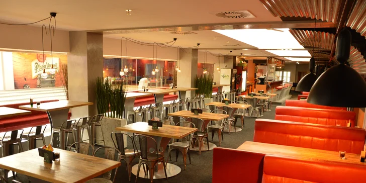 Hodina bowlingu na profesionální dráze a dvě pizzy na posilněnou