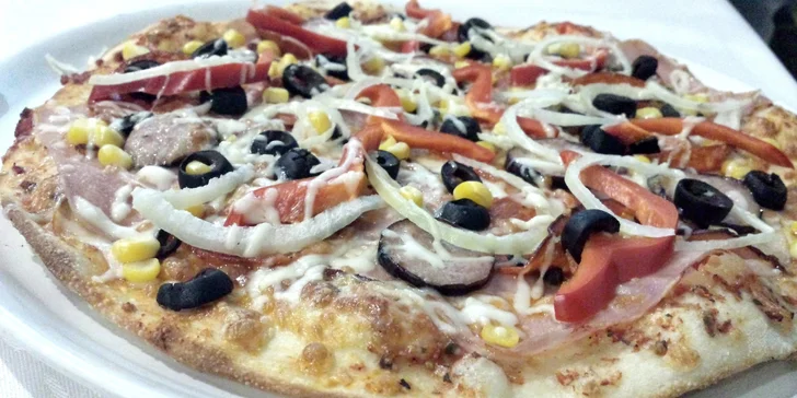 Hodina bowlingu na profesionální dráze a dvě pizzy na posilněnou