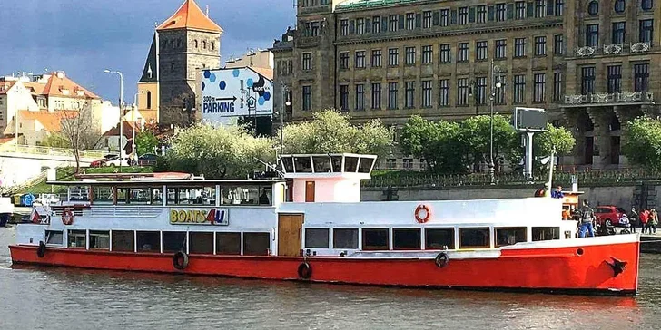 Vyhlídkové, polední a večerní plavby po Vltavě, některé i s rautem a hudbou