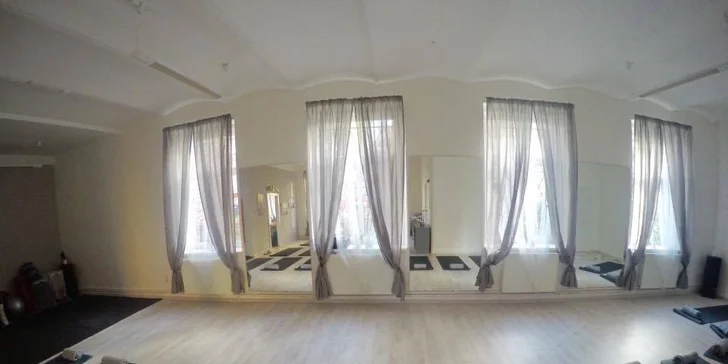 2x 60minutová lekce Hatha Flow jógy ve Studiu Yogaholick