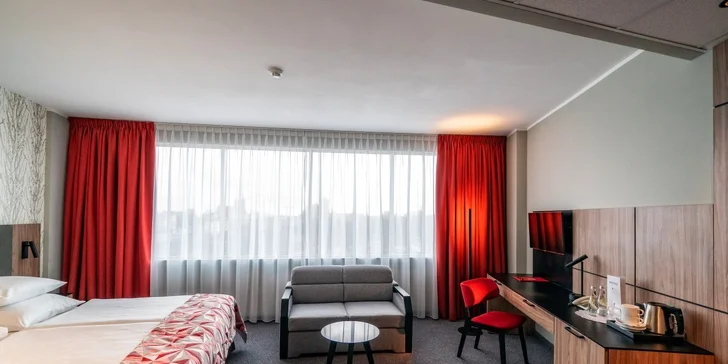 V priestrannej izbe budete mať king size posteľ s rozmermi 180 × 200 cm, klimatizáciu a set na kávu a čaj.