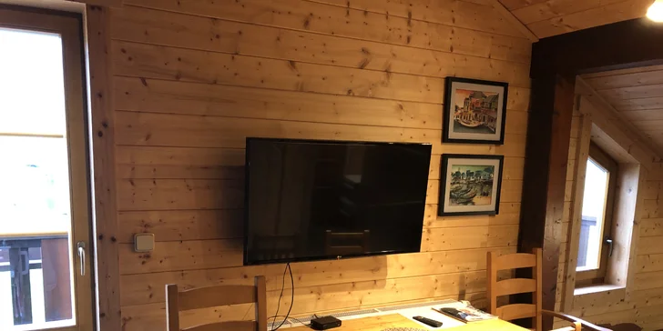 Nechybí TV a jídelní koutek.