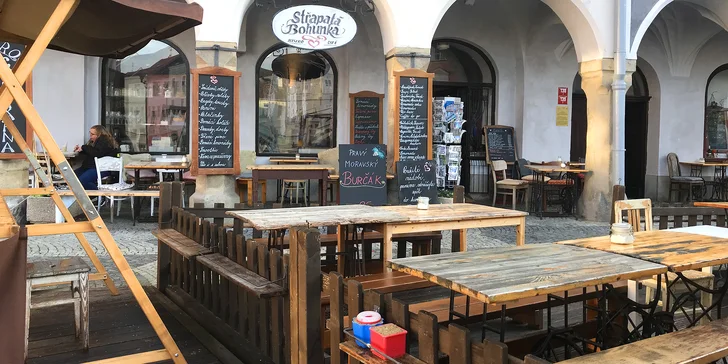 Posedět můžete také na venkovní terásce.