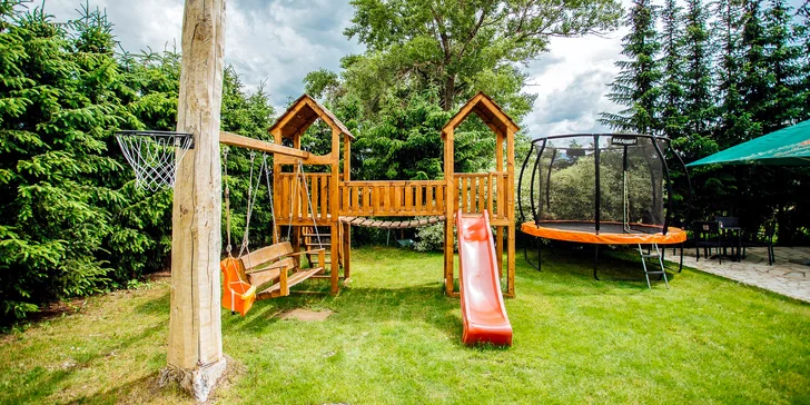 Během teplejších dnů je k dispozici venkovní trampolína a dětské hřiště.