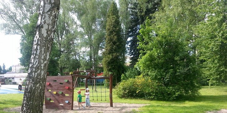 Nechte svá mláďata vyřádit na dřevěném dětském hřišti s obřími trampolínami