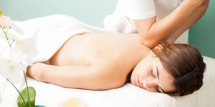 Havajská masáž Lomi Lomi: 45 minut relaxace v obklopení aromaolejů