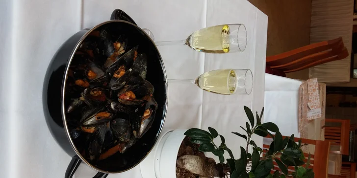 Ochutnejte francouzskou klasiku: Kilo slávek na bílém vínu a 2 sklenky Prosecca