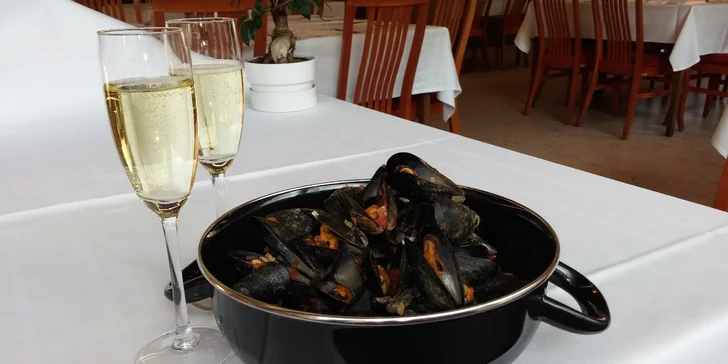 Ochutnejte francouzskou klasiku: Kilo slávek na bílém vínu a 2 sklenky Prosecca