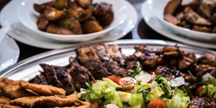 Masový talíř pro více osob: steaky, krkovička, míchaný salát a americké brambory