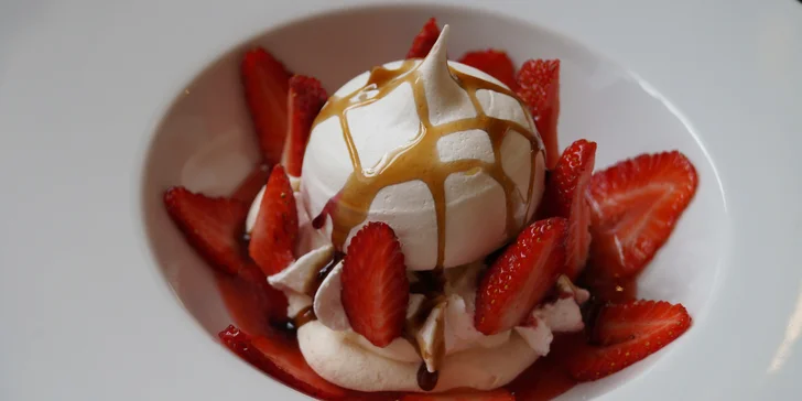 Teplý nápoj a dezert Pavlova z francouzského podniku Le Bistro